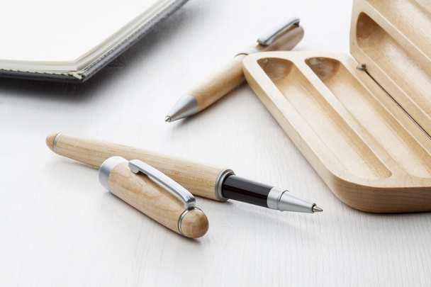 dřevěná kulička pero a roller pero - Fotografie, Obrázek