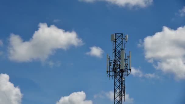 4K časový odstup, Telekomunikační věže s pohyby mraky na modrém pozadí oblohy. Video záznam časová prodleva signálu věže v modré obloze bílé mraky pohybující se pozadí - Záběry, video