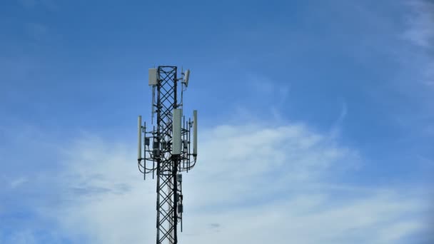 4K time lapse, Telecommunicatie torens met moties wolken op blauwe lucht achtergrond. Video beelden tijd verstrijken van de toren signaal in blauwe hemel witte wolken bewegende achtergrond - Video