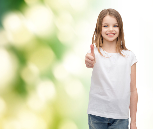 girl in blank white t-shirt showing thumbs up - Foto, Bild