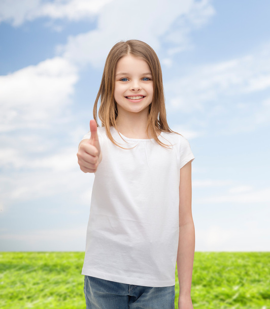 girl in blank white t-shirt showing thumbs up - Foto, afbeelding