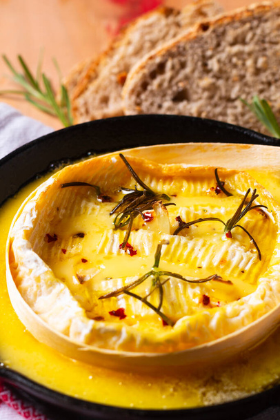 Élelmiszer koncepció bio puha krémes sajt Francia sült Camembert serpenyőben serpenyőben másolási hellyel - Fotó, kép