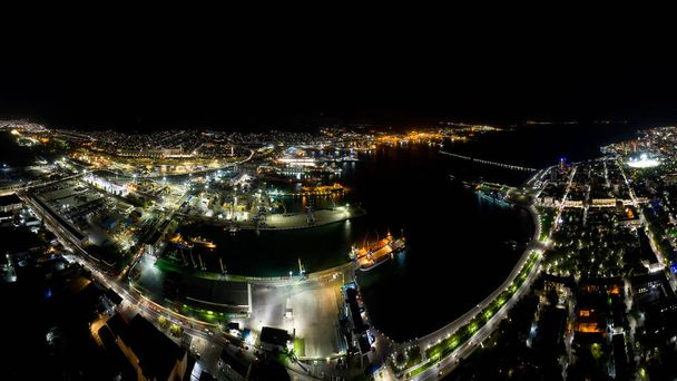 Novorossiysk, Rusya. Şehrin merkezi kısmından. Novorossiysk Körfezi 'ndeki liman. Geceleri hava manzarası - Fotoğraf, Görsel