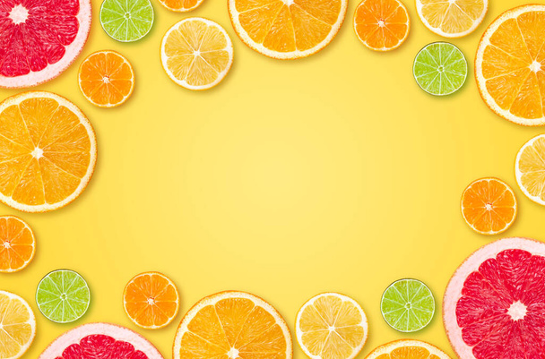 Sarı arkaplanda kopyalama alanı olan turunçgil dilimleri - Fotoğraf, Görsel