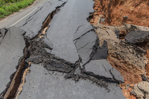 laag van gebroken asfaltweg op plattelandsgebieden - Foto, afbeelding