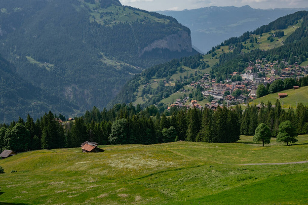 Вид з повітря на панораму з Венгену - Швейцарські Альпи, долина Лаутербруннен, регіон Юнгфрау, Швейцарія - Фото, зображення
