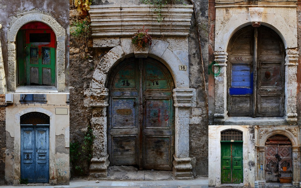 συλλογή από ξεπερασμένο πόρτες στην παλιά πόλη των Χανίων - Φωτογραφία, εικόνα
