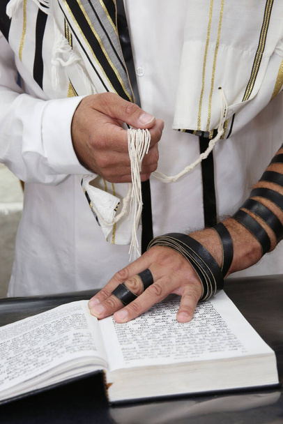 Juutalainen mies lukee Raamattuaan ja rukoilee. - Valokuva, kuva