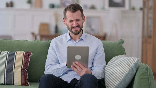 Hombre joven reaccionando al fracaso en la tableta - Foto, imagen