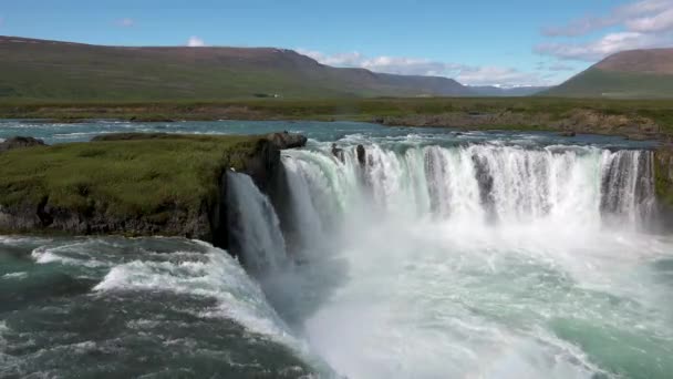 Malebný vodopád na Islandu. Idylický pohled na krásný Godafossův vodopád. Je to velkolepý islandský vodopád na severu - Záběry, video