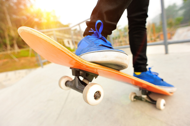 Skateboarding at skatepark - Foto, Bild
