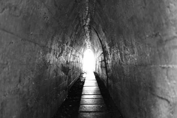 Luz al final de un túnel estrecho. - Foto, Imagen