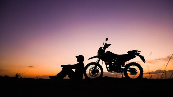 Silueta turistů dobrodružství s motocykly, špína kola nebo motokros ve večerních hodinách. . koncept cestování a dobrodružství - Fotografie, Obrázek