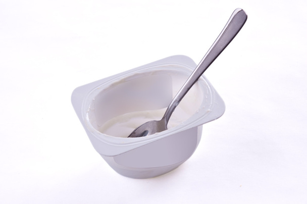 bir çay kaşığı yoğurt, boş konteyner - Fotoğraf, Görsel