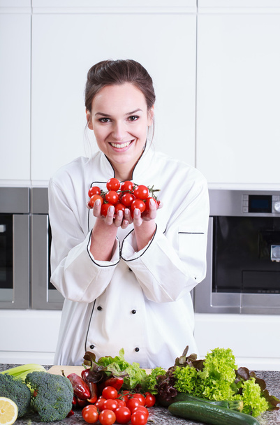 Cook presents tomatoes - Zdjęcie, obraz