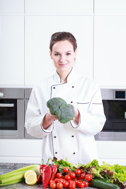 Chef showing broccoli - Zdjęcie, obraz