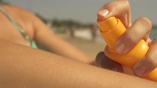 Female applying sunscreen - Footage, Video