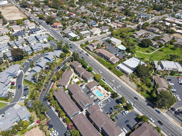 Αεροφωτογραφία της περιοχής προάστιο με κατοικία βίλα στο Σαν Ντιέγκο, Καλιφόρνια - Φωτογραφία, εικόνα