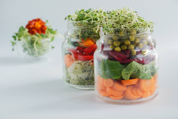 Ein Snack mit rohem Gemüse im Glas. Vegetarische Snack-Optionen unterwegs - Foto, Bild