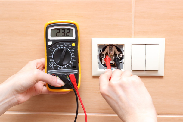 Hand electrician checking voltage - Foto, afbeelding