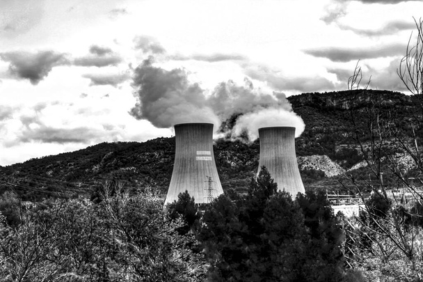 Chimeneas humeantes en la central nuclear de Cofrentes entre montañas en Valencia, España - Foto, Imagen