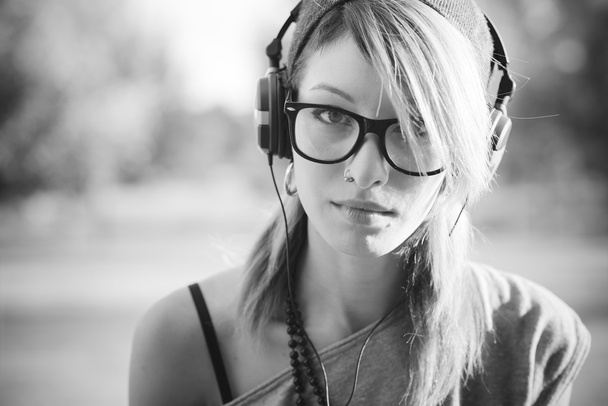 женщина слушает музыку - Фото, изображение