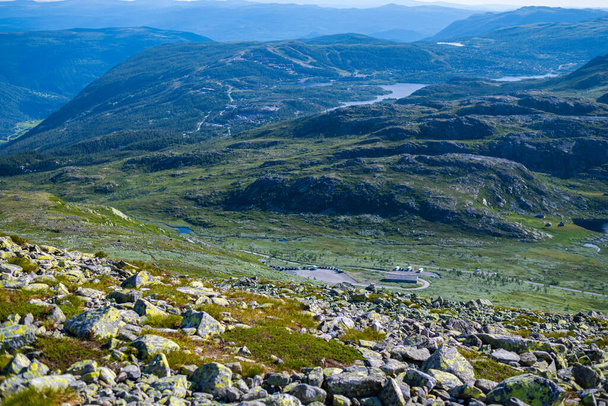 sur le chemin du sommet du Gaustatoppen en Norvège par une belle journée d'été - Photo, image