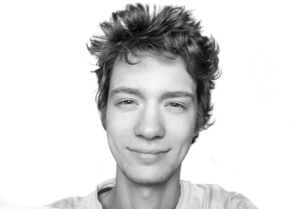 Portrait noir et blanc d'un bon gars souriant en t-shirt
 - Photo, image