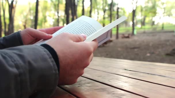 Close-up beeld van de mens is het lezen van een boek - Video