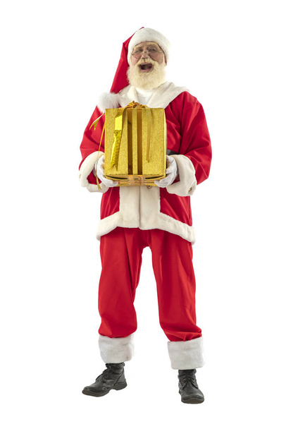 Beyaz arka plandaki Noel Baba izole edildi. Noel Baba rolünde gerçek beyaz sakallı kıdemli erkek oyuncu paketlenmiş Noel hediyeleri getiriyor.. - Fotoğraf, Görsel