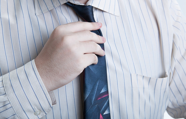 hombre de negocios mano endereza su corbata
 - Foto, imagen