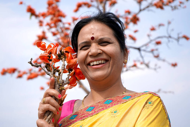 Retrato de mujer india al aire libre. - Foto, imagen