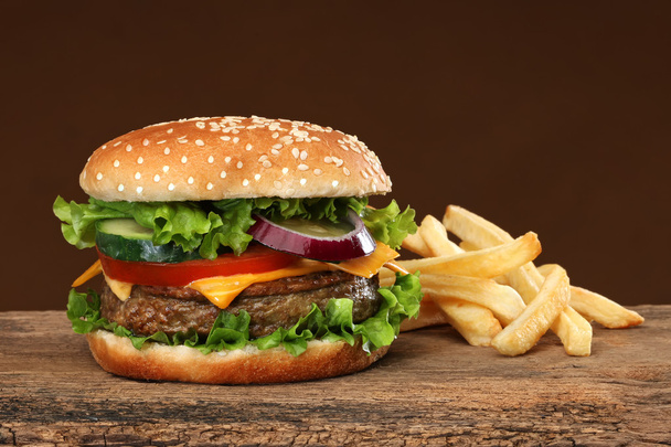 Hamburger savoureux et frites françaises
 - Photo, image