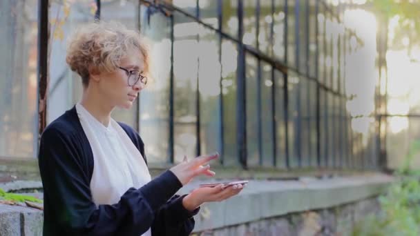 Szőke használ hologram ingatlan - Felvétel, videó