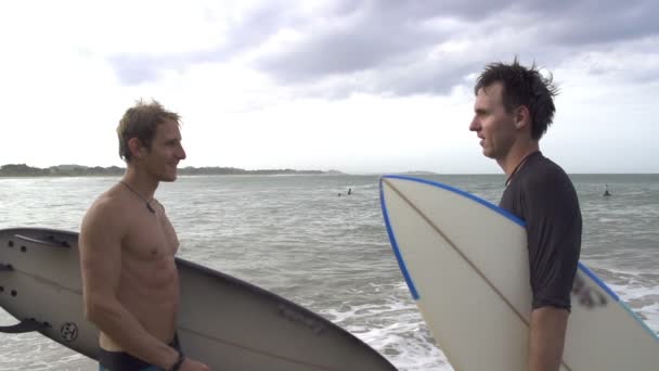 Surfistas de cinco
 - Metraje, vídeo