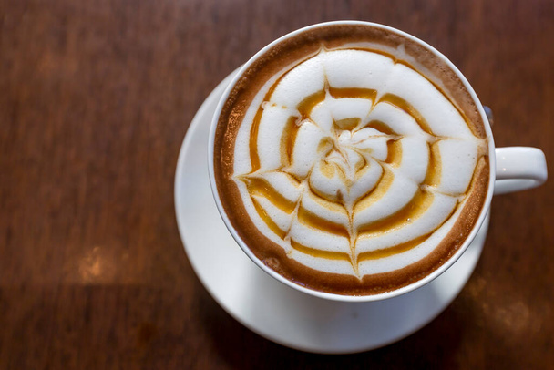 Hot Chocolate latte geserveerd in een witte beker - Foto, afbeelding