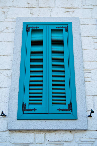 Cesme Alacati, eski antik evde, eski moda mavi ahşap pencere ve panjurlarda, Türkiye İzmir 'de yer alıyor. - Fotoğraf, Görsel