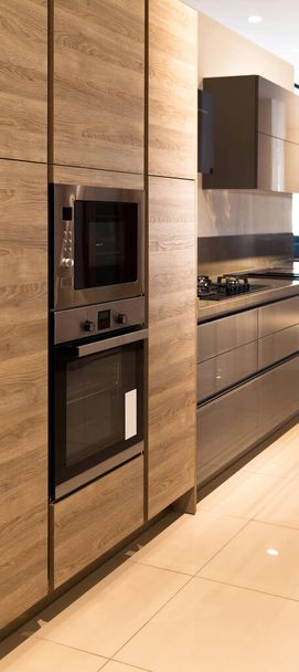 Interior de lujosos equipos de cocina modernos y armarios grises de roble - Foto, Imagen