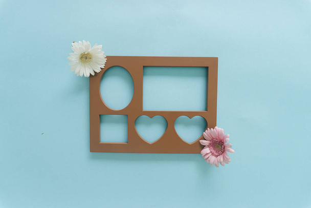 Moderne minimalistische Idee von Holzrahmen mit rosa und weißen frischen, schönen Blumen. - Foto, Bild