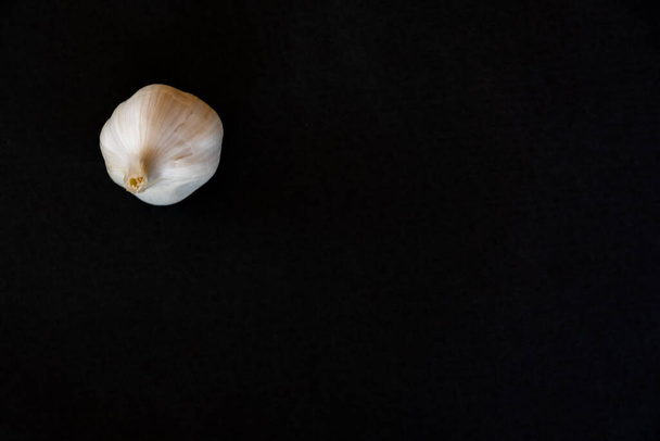 A garlic on a black background - Zdjęcie, obraz