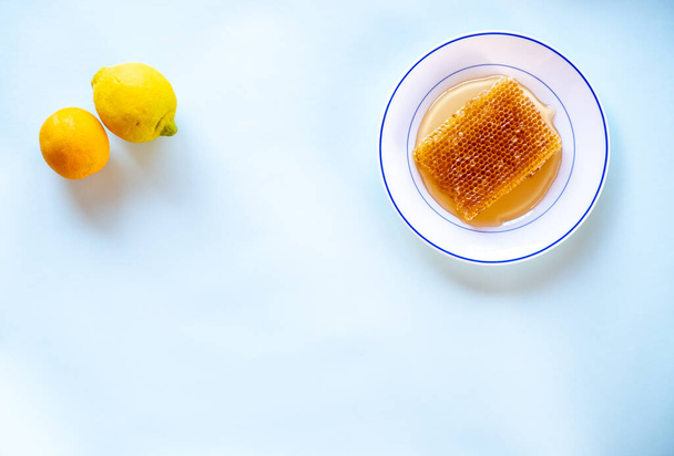 Медовый улей с цитрусовыми ингредиентами, такими как лимон и апельсин - Фото, изображение