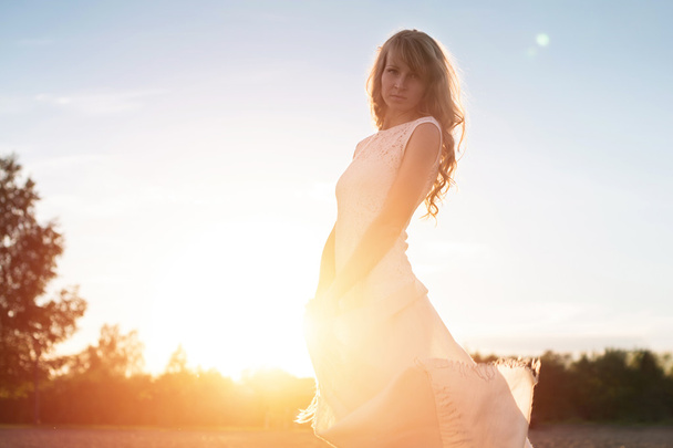 Молодая женщина под заходом солнца, портрет на открытом воздухе. Мягкий свет и солнце
. - Фото, изображение
