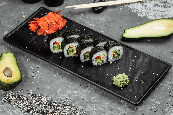 Vegetarische Maki Sushi - Roll gemaakt van tomaat, komkommer, paprika, saladeblad en Japanse mayonaise - Foto, afbeelding