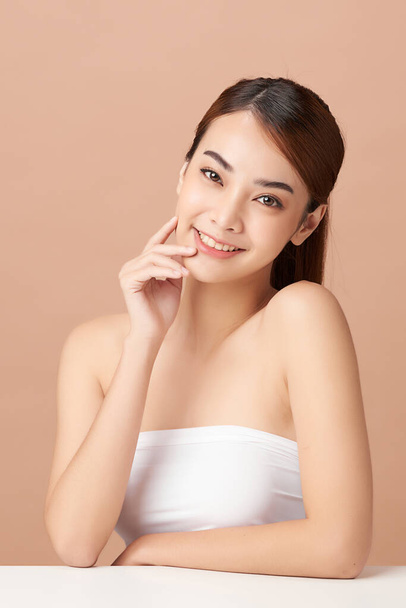Hermosa mujer asiática joven con piel limpia y fresca sobre fondo beige, Cuidado de la cara, Tratamiento facial, Cosmetología, belleza y spa, Retrato de mujeres asiáticas. - Foto, imagen