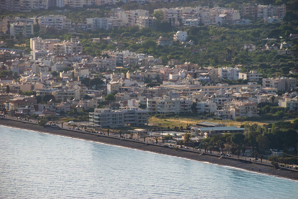 Вид с воздуха на город Каламата, Греция на закате. Каламата является одним из самых красивых городов Греции и популярным туристическим направлением. - Фото, изображение