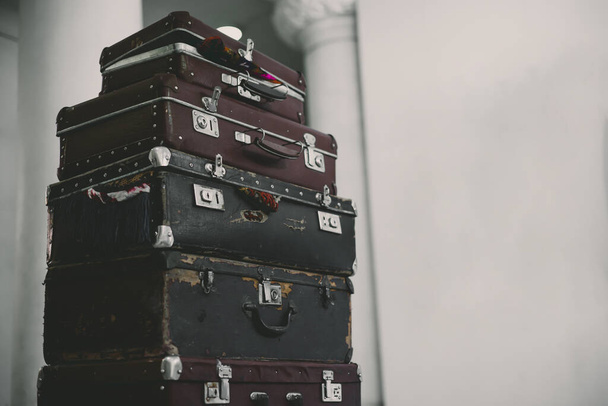 Stack Of Vintage Suitcases . pozadí s velkým stohem starožitných kufříků - Fotografie, Obrázek