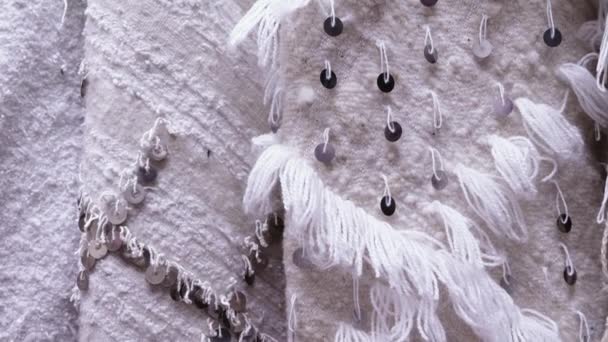 Tradycyjna marokańska tkanina Berberyjska, dywany, z abstrakcyjnym wzorem, używana jako koc ślubny. Berber suknia ślubna. - Materiał filmowy, wideo