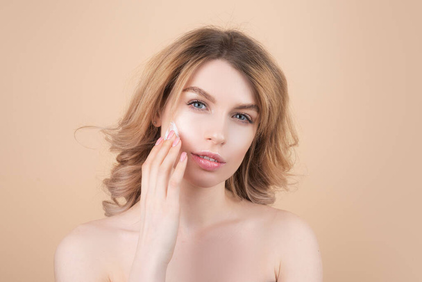 Face mask, spa beauty treatment, skincare. Beautiful young woman with clean perfect skin. Portrait of beauty model with natural nude makeup. Spa, skincare and wellness. - Fotografie, Obrázek
