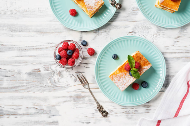 Klasický francouzský dezert Millefeuille s vanilkovou smetanou a čerstvými bobulemi. pohled shora - Fotografie, Obrázek