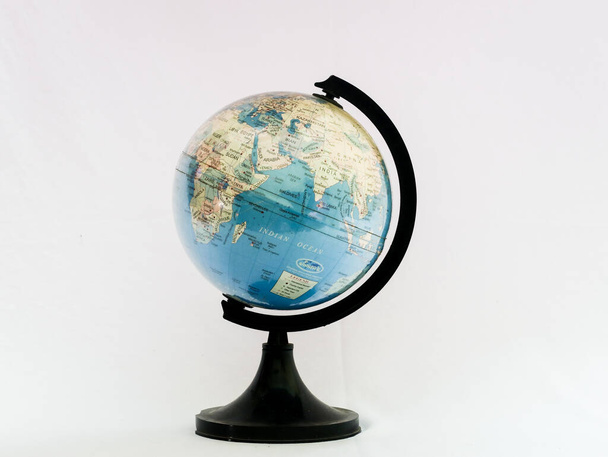 aardbol met landen geïsoleerd in een witte achtergrond - Foto, afbeelding